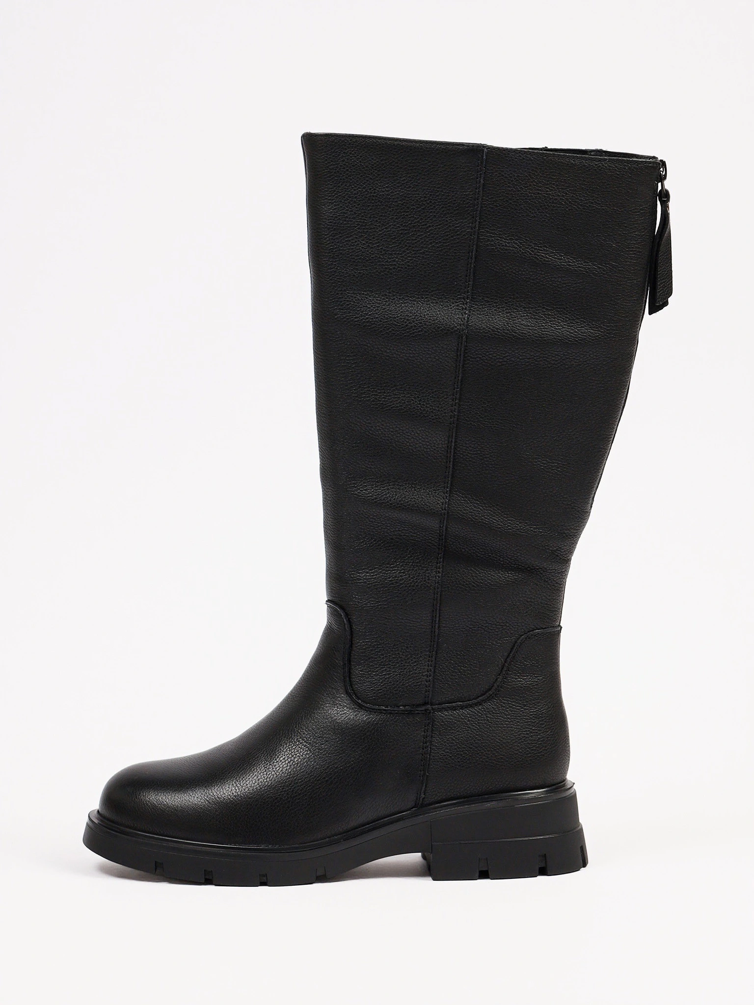 Сапоги черного цвета на рельефной подошве